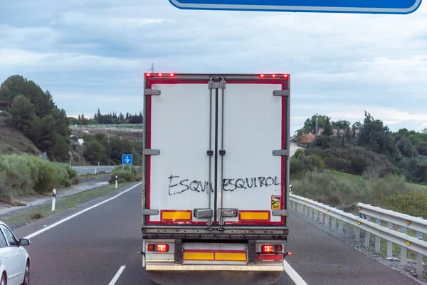 Camión Frigorífico Visto Por Detrás Con Graffiti Que Dice Sarna —  Fotos de Stock