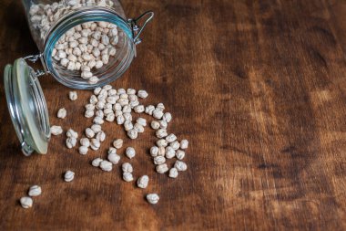 Nohutlu tencere ahşap masaya saçılmış..