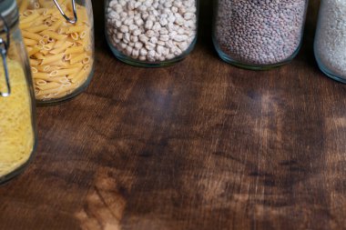 Tahta masada sebzeli ve makarnalı tekneler, kopyalama alanı.