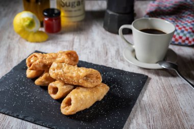 Bir fincan kahvenin yanında ballı börek ve hazırlanırken kullanılan bazı malzemeler..