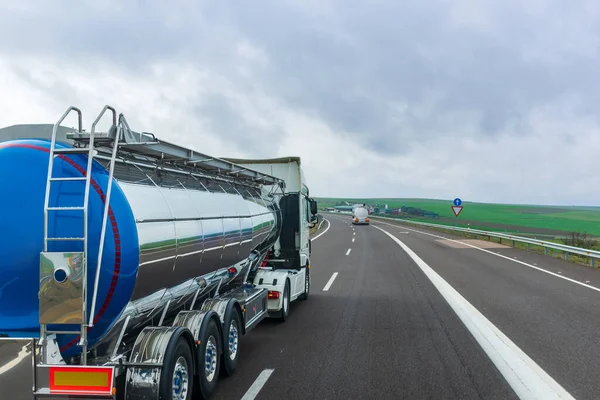 Tankwagen Für Den Transport Von Lebensmittelflüssigkeiten Die Auf Der Autobahn — Stockfoto