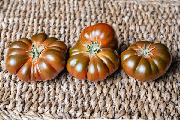 Três Tomates Variedade Raf Preto Com Formas Diferentes — Fotografia de Stock