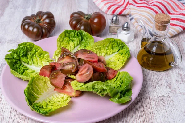 Salada Tomate Alface Rafe Sem Tempero Lado Uma Lata Óleo — Fotografia de Stock