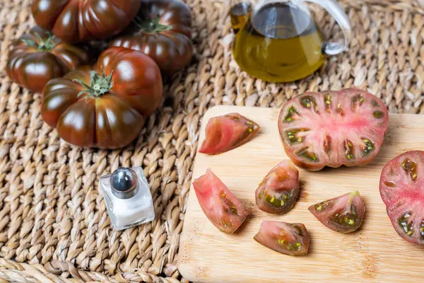 Tomate Variedade Raf Aberto Picado Uma Tábua Corte — Fotografia de Stock