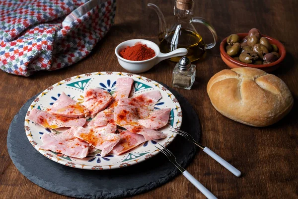 Bord Met Stukjes Geroosterde Ham Met Olie Peper Zoete Paprika — Stockfoto