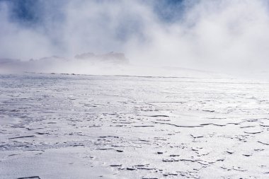 Sierra Nevada 'nın zirvelerindeki soğuktan buz tutmuş kar manzarası.