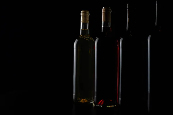 Αρκετά Μπουκάλια Κόκκινο Τριαντάφυλλο Και Λευκό Κρασί Στη Σειρά Και — Φωτογραφία Αρχείου