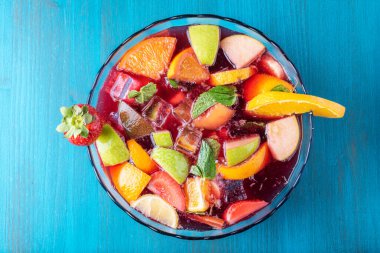 Meyve, nane ve buz ile birlikte sangria ile kase. 