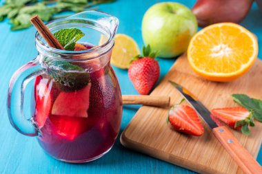 Sangria 'lı kavanoz, tipik İspanyol içeceği, içeceğin içerdiği bazı meyvelerin yanı sıra nane ve tarçın.. 