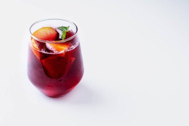 Bir bardak sangria, meyve ve nane.. 