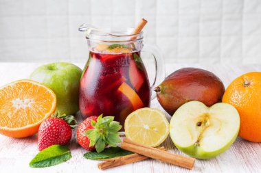 Sangria 'lı kavanoz. Tipik bir İspanyol içkisi. Hazırlığında kullanılan meyvelerle birlikte..