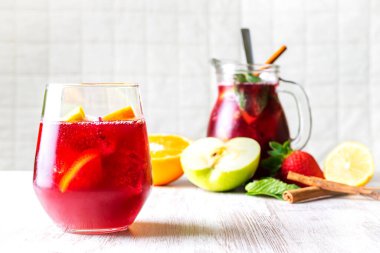 Ön planda taze sangria bardağı, tipik bir İspanyol içkisi..