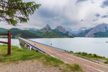 Carande, Leon 'da Riano belediyesine ait küçük bir köy, Castilla y Leon Topluluğu..