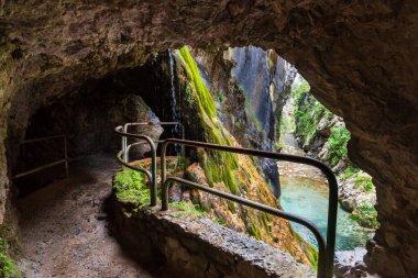 Cares nehrinin yolu, Kayalıklarda inşa edilmiş tünellere dayanan yol, Cain barajının yanındaki vadide.. 