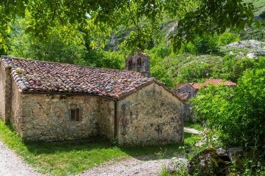 Bulnes kasabasında çan kulesi olan inzivaya çekilmiş kilise manzarası..
