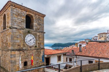 Lastres belediye binasındaki saat kulesi..