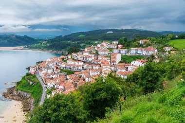 San Nicolas 'ın bakış açısından Lastres ve Cantabrian Denizi manzarası.
