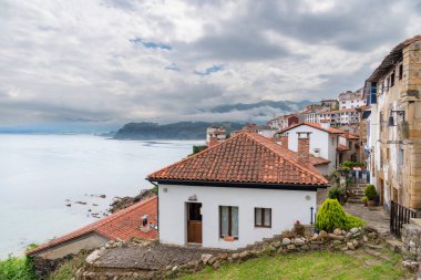 Lastres 'in Cantabrian Denizi manzarası.