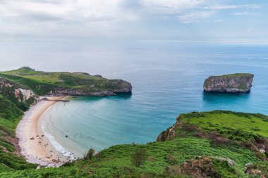 Llanes konseyindeki Ballota plajı, koruma altındaki doğal alan..