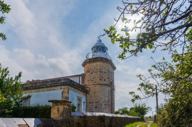 Tazones deniz feneri, Villaviciosa konseyinde, 1864 'ten beri faaliyette..
