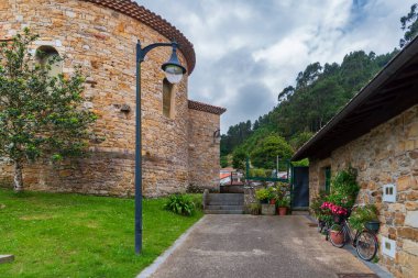 Street with gardens and flowers in Tazones, in the council of Villaviciosa.