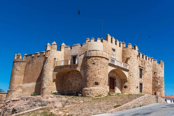 Castillo de Valencia del Ventoso, Tapınak Şövalyeleri Kalesi 'nin yıkıntıları üzerine inşa edildi..