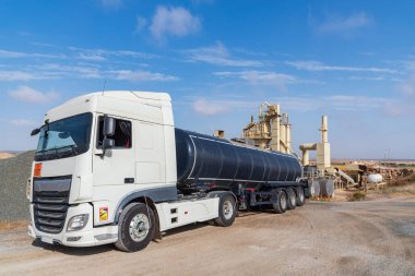 Yüksek sıcaklıkta zift yüklü bir tanker, asfalt üretim tesisine giriyor..