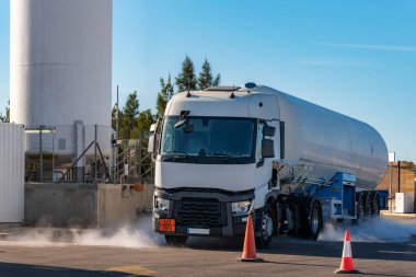 Bir tanker kamyonunun benzini boşaltılıyor, yoğunlaşmadan dolayı bulut oluşturuyor