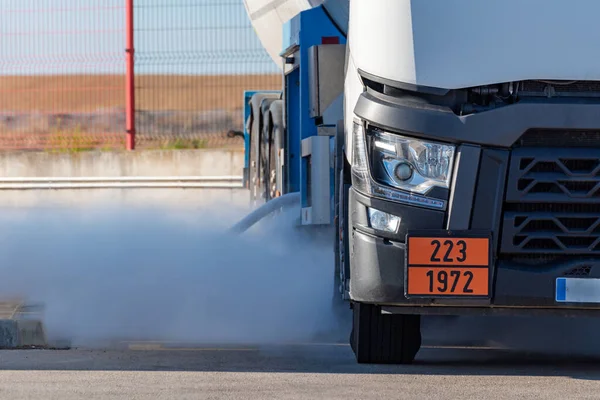 Bir tanker kamyonunun benzini boşaltılıyor, yoğunlaşmadan dolayı bulut oluşturuyor.