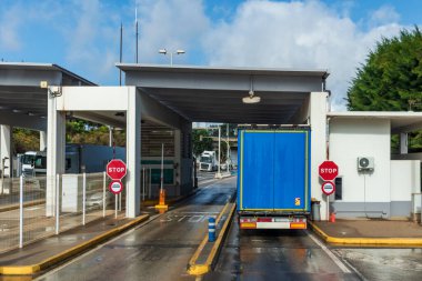 Algeciras limanının çıkışında gümrük kontrolünde bir kamyon var..