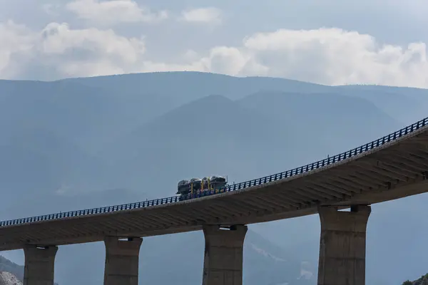 Transportador Coches Conduciendo Largo Viaducto —  Fotos de Stock