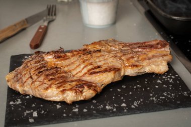 Taştan bir tabakta sunulmuş ızgara dana biftek..