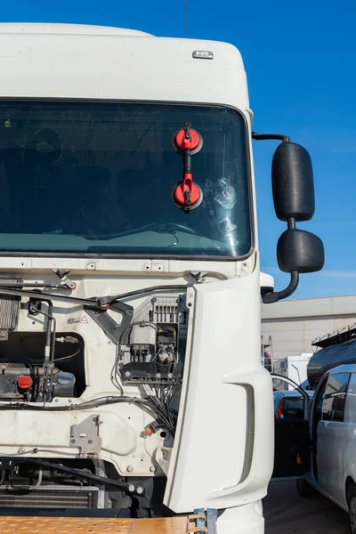 Przód Ciężarówki Przyssawką Przymocowaną Przedniej Szyby — Zdjęcie stockowe