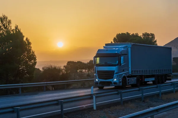 Lkw Mit Planen Sattelauflieger Fährt Auf Der Autobahn Mit Der — Stockfoto