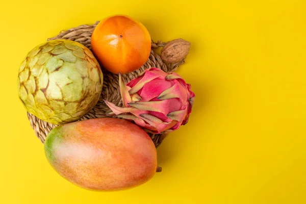 Frutas Tropicales Otoñales Mango Manzana Natillas Pitahaya Caqui Sobre Plato —  Fotos de Stock