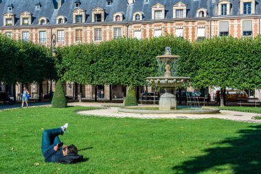 Paris, Fransa - 30 Ağustos 2019: The Place des Vosges, orijinal adıyla Place Royale, Paris 'in planlanan en eski meydanı ve şehrin en iyilerinden biridir..