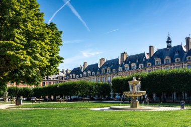 Paris, Fransa - 30 Ağustos 2019: The Place des Vosges, orijinal adıyla Place Royale, Paris 'in planlanan en eski meydanı ve şehrin en iyilerinden biridir..