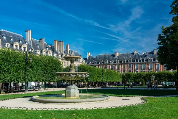Paris, Fransa - 30 Ağustos 2019: The Place des Vosges, orijinal adıyla Place Royale, Paris 'in planlanan en eski meydanı ve şehrin en iyilerinden biridir..