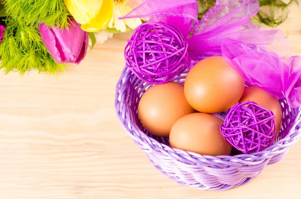 Oeufs décoratifs de Pâques dans le panier — Photo