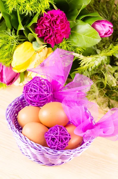 Huevos decorativos de Pascua en la cesta — Foto de Stock