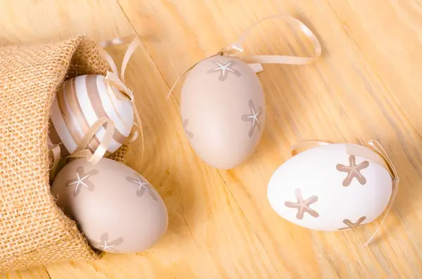 キャンバス バッグで装飾的な卵 — ストック写真