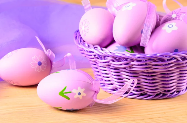 Пасхальные фиолетовые яйца — стоковое фото