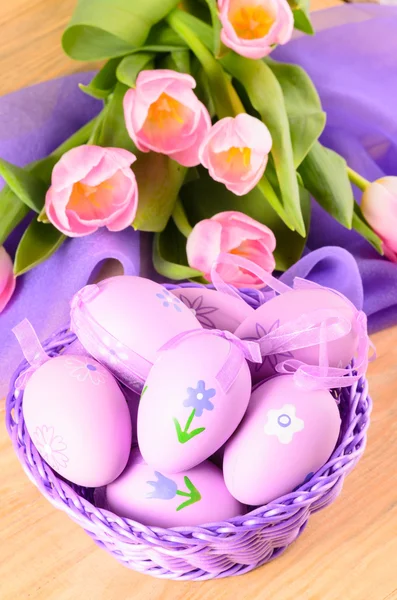 Huevos decorativos de Pascua en la cesta — Foto de Stock