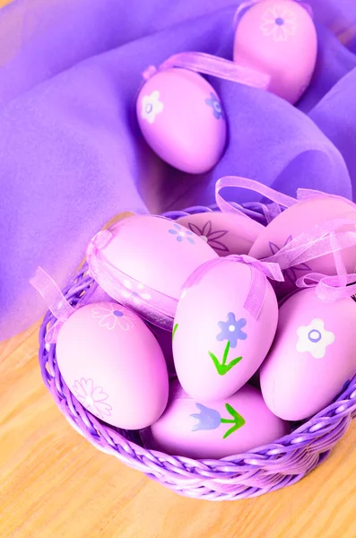 Dekorative Ostereier in violetten Farben — Stockfoto