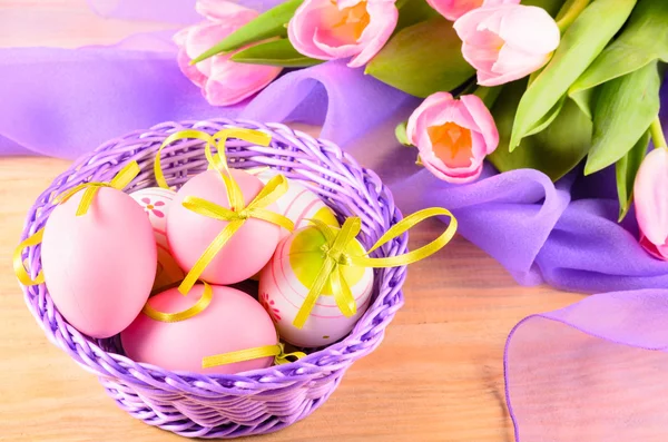 Oeufs décoratifs de Pâques dans le panier — Photo