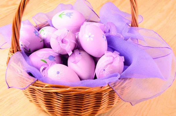 Huevos decorativos de Pascua en la cesta — Foto de Stock