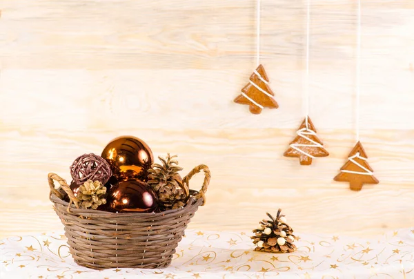 柳条编织的篮子与圣诞 glassballs — 图库照片