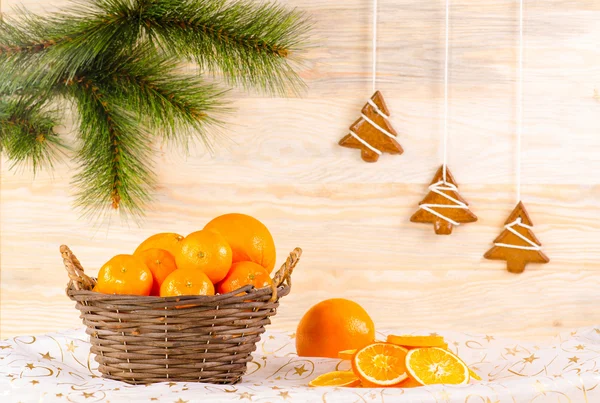 Flätad korg med apelsiner — Stockfoto