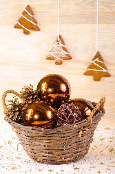 Weidenkorb mit weihnachtlichen Glaskugeln — Stockfoto