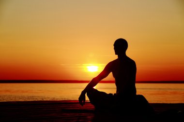 Yoga yapmak adam